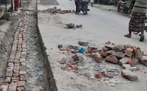 যশোরের চুড়ামনকাটিতে নিম্নমানের সামগ্রী দিয়ে ড্রেন নির্মাণের অভিযোগ, ক্ষুব্ধ এলাকাবাসী