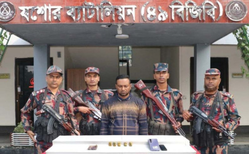 যশোরে ১ কোটি ৩০ লাখ টাকার স্বর্ণের বারসহ পাচারকারী আটক