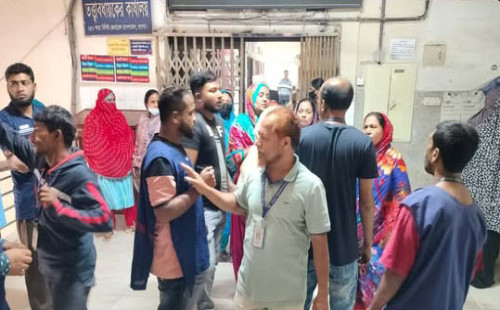 ট্রলিতে টাকা নেওয়া নিষিদ্ধ: যশোর সদর হাসপাতালে স্বেচ্ছাসেবকদের অবস্থান কর্মসূচী