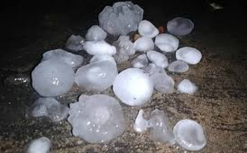 চৈত্রের শুরুতেই প্রকৃতির রুদ্ররূপ: রাজধানীসহ দেশজুড়ে কালবৈশাখী ও শিলাবৃষ্টিতে গরমে স্বস্তি, জনজীবনে অস্বস্তি