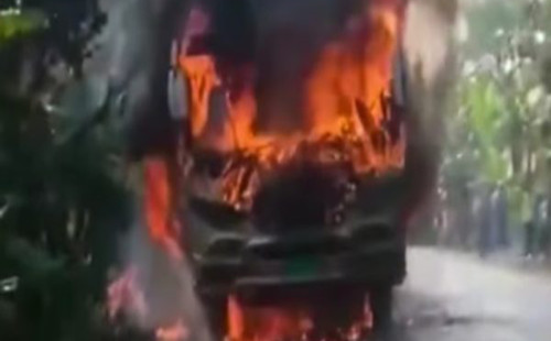 সড়কে লাশের মিছিলের মধ্যেই যশোরে চলন্ত বাসে ভয়াবহ আগুন: অল্পের জন্য রক্ষা পেলেন অর্ধশতাধিক যাত্রী